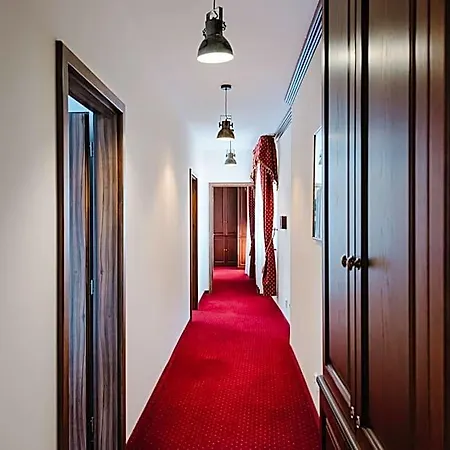 Hostel Petra In Historical Palace Bratislava